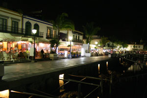 Puerto de Mogan waterfront restaurants 